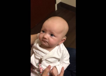 Bebê escuta a voz da mãe pela primeira vez com aparelho auditivo