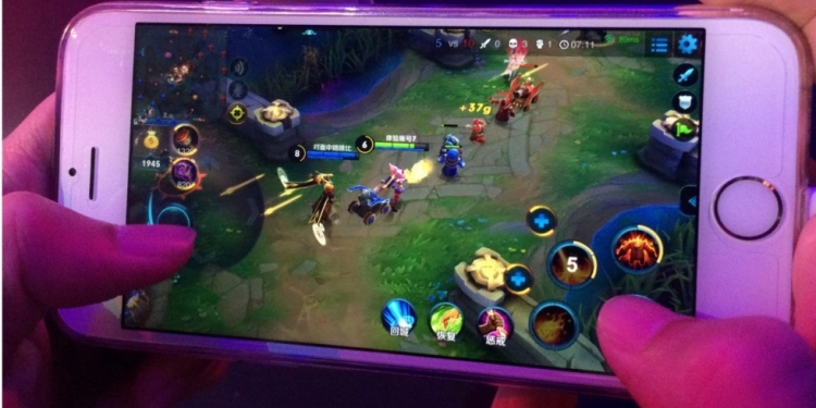 Chinesa fica cega depois de maratonar Honour of Kings no smartphone