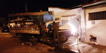 Motorista invade casa com caminhão depois de ser “ofendido” na internet