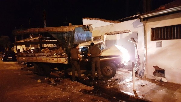 Motorista invade casa com caminhão depois de ser “ofendido” na internet