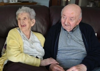 Aos 98 anos, mulher se muda para asilo para cuidar do filho