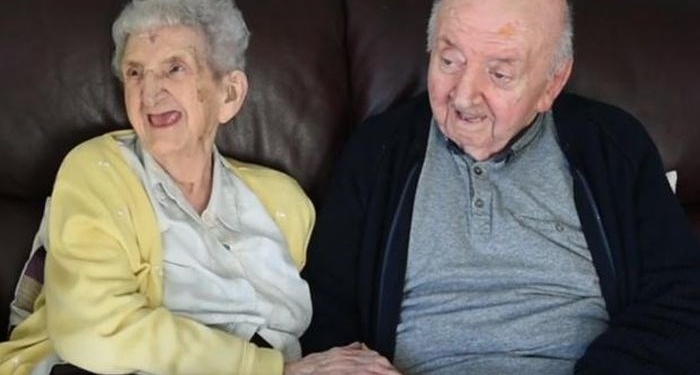 Aos 98 anos, mulher se muda para asilo para cuidar do filho