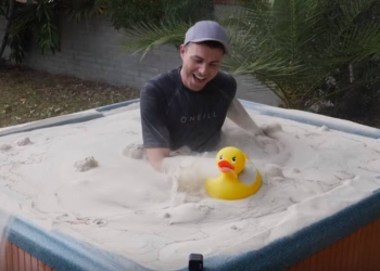 Engenheiro da NASA cria areia líquida e o vídeo é fascinante