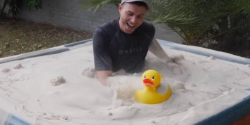 Engenheiro da NASA cria areia líquida e o vídeo é fascinante