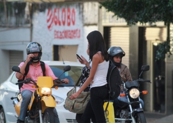 Cidade dos EUA quer multar quem atravessa rua com celular na mão