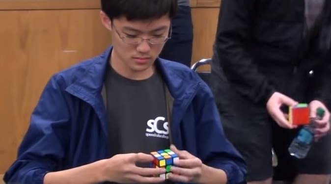 Sul-coreano quebra recorde mundial de montagem de cubo mágico