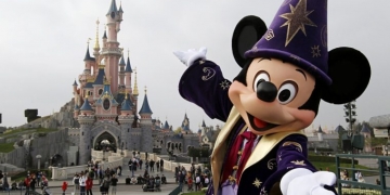 Menina de 9 anos descobre a senha do pai e compra entrada para Disney