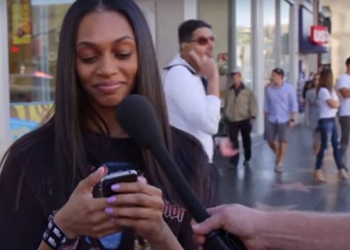 Pegadinha: pessoas analisam o iPhone X com o iPhone 4