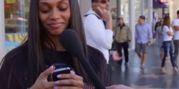 Pegadinha: pessoas analisam o iPhone X com o iPhone 4