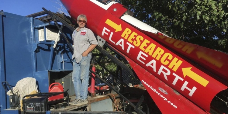 Para provar que a Terra é plana, ele vai se lançar em um foguete