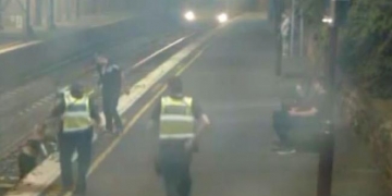 Mulher é salva de trilhos instantes antes de ser atingida por trem