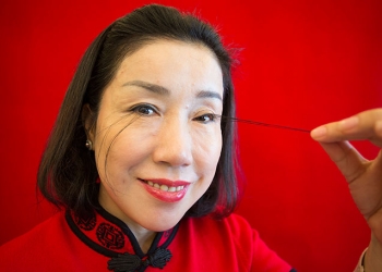 Essa mulher tem os cílios mais longos do mundo: 12,40 cm