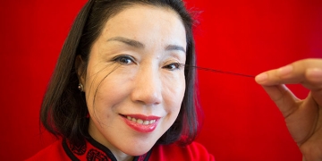 Essa mulher tem os cílios mais longos do mundo: 12,40 cm