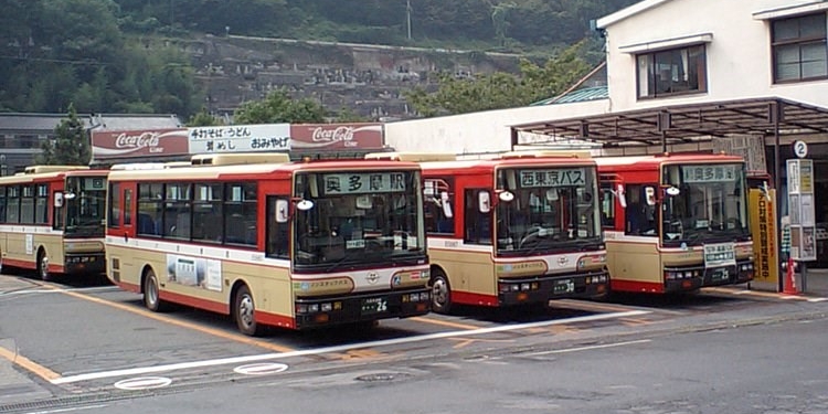 Linha de ônibus japonesa vai recolher bêbados que passaram do ponto