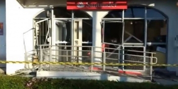 Parece filme: assaltantes usam lancha para fugir de roubo a banco