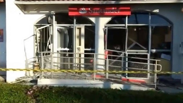 Parece filme: assaltantes usam lancha para fugir de roubo a banco