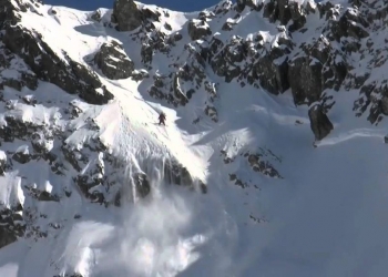 Vídeo: esquiador provoca avalanche e escapa por um triz