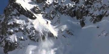 Vídeo: esquiador provoca avalanche e escapa por um triz