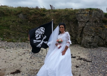 Mulher casa de véu e grinalda com fantasma de 300 anos