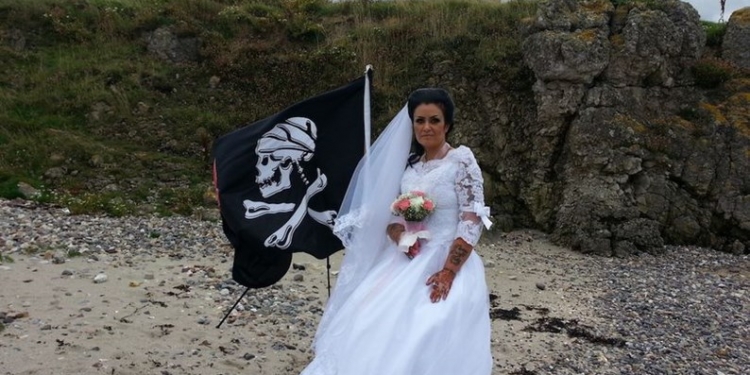 Mulher casa de véu e grinalda com fantasma de 300 anos