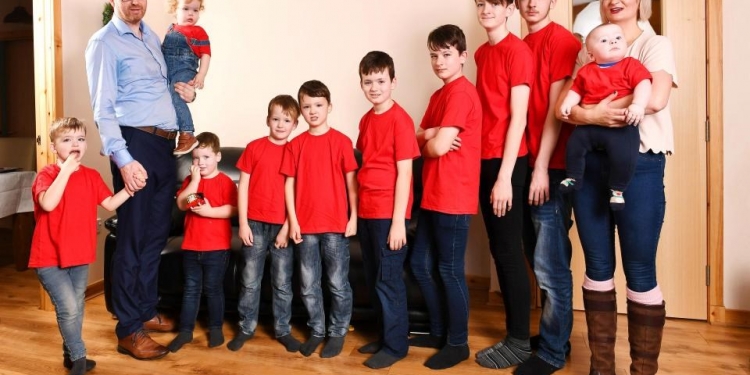 Casal escocês se prepara para dar a luz ao 11º filho