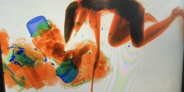 Chinesa entra no raio-x de Estação Ferroviária temendo ser roubada