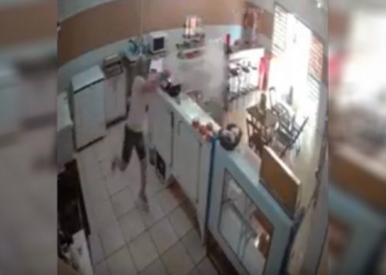Mulher espanta assaltante com balde d’água em padaria