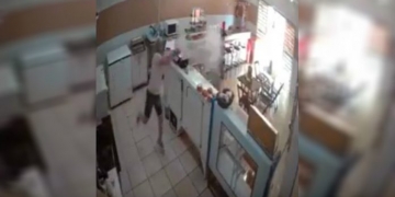 Mulher espanta assaltante com balde d’água em padaria