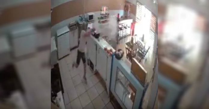 Mulher espanta assaltante com balde d’água em padaria