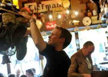 Nesse bar, você precisa tirar os sapatos para beber