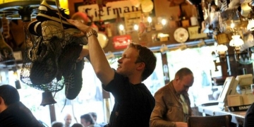 Nesse bar, você precisa tirar os sapatos para beber