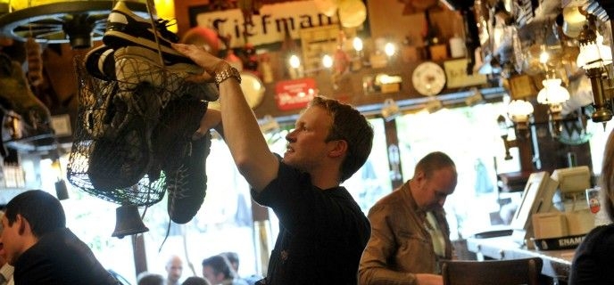 Nesse bar, você precisa tirar os sapatos para beber