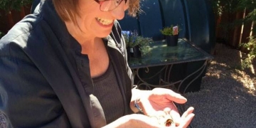 Essa mulher adotou uma abelha deficiente e a história é comovente