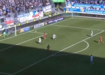 Goleiro se distrai bebendo água e toma gol de costas