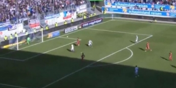 Goleiro se distrai bebendo água e toma gol de costas