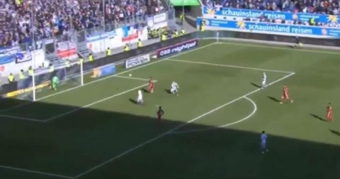 Goleiro se distrai bebendo água e toma gol de costas