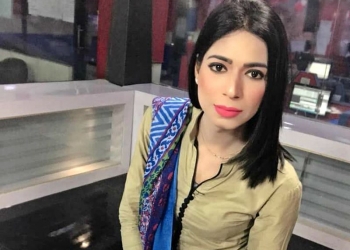 Paquistão tem primeira jornalista transgênero comandando um telejornal