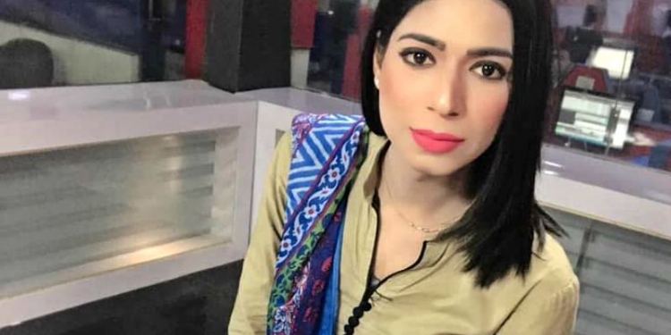 Paquistão tem primeira jornalista transgênero comandando um telejornal