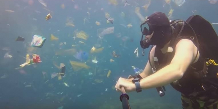Vídeo mostra realidade assustadora dos mares em Bali