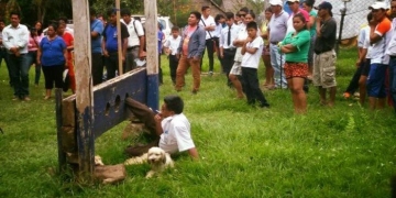 Prefeito é preso pela perna por não cumprir promessas de campanha