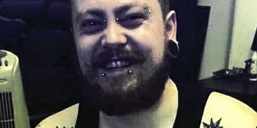 Youtuber ensina saudação nazista para cachorro e pode ser preso