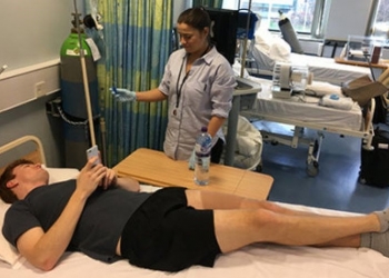 Essas pessoas ganham da NASA para ficarem deitadas o dia todo