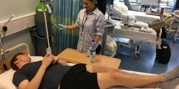 Essas pessoas ganham da NASA para ficarem deitadas o dia todo