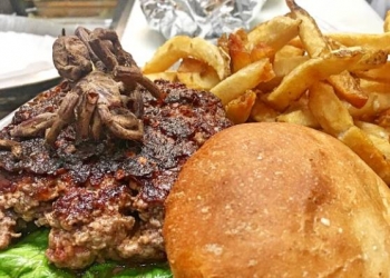 Você provaria um hambúrguer com uma tarântula dentro?