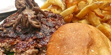 Você provaria um hambúrguer com uma tarântula dentro?