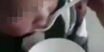 Vídeo mostra mulher alimentando criança com girinos e gera revolta