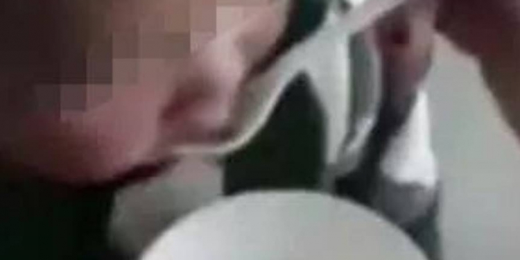 Vídeo mostra mulher alimentando criança com girinos e gera revolta