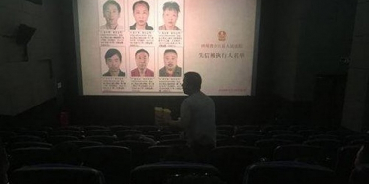 Na China, quem tem dívida ativa é exposto no cinema antes do filme