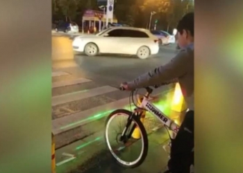 China instala semáforos que molham e fotografam pedestres infratores