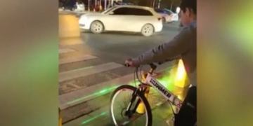 China instala semáforos que molham e fotografam pedestres infratores